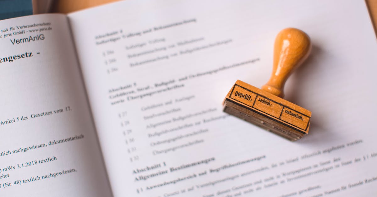 Dokument urzędowy z pieczęcią na biurku