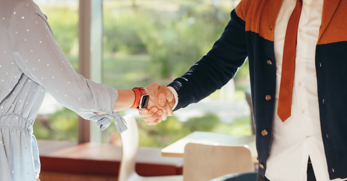 Uścisk dłoni w biurze po rozstrzygnięciu sprawy