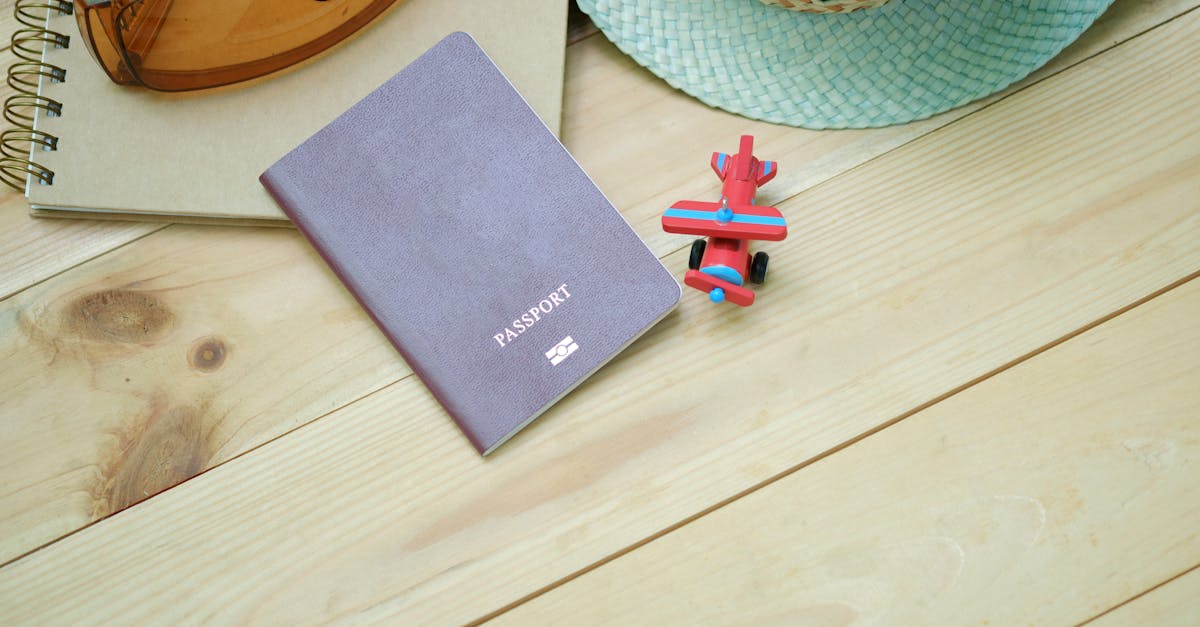 Polski paszport i dokumenty podróżne na biurku