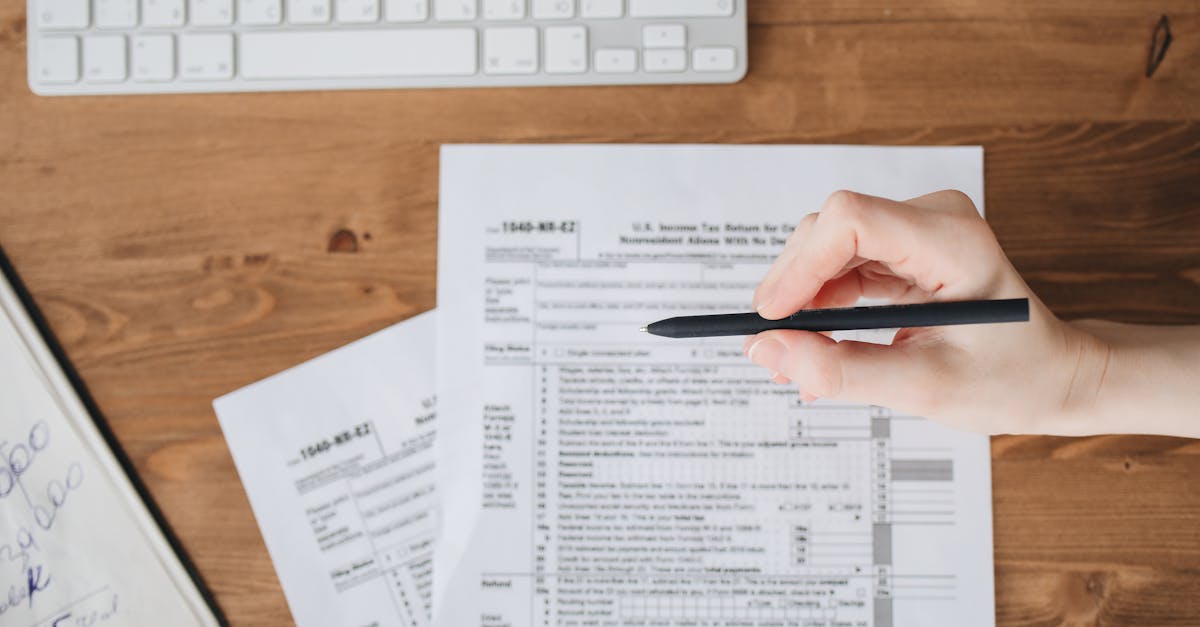 Formularze podatkowe PIT na biurku z kalkulatorem